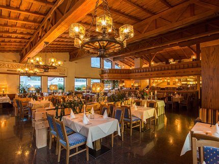 Alpine Kulinarik in Prutz Gemütliches Restaurant mit Holzbalkendecke und gedeckten Tischen