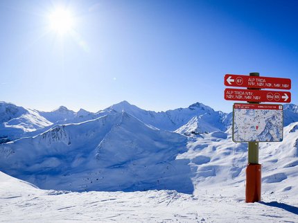 Hotel Post: Ihr Skihotel in Tirol Sonniger Wintertag mit verschneiten Alpen und Wegweiser für Skipisten