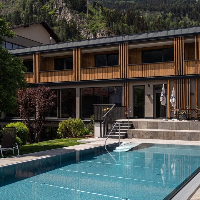 Outdoorpool Modernes Haus mit Holzfassade und Swimmingpool in bergiger Landschaft