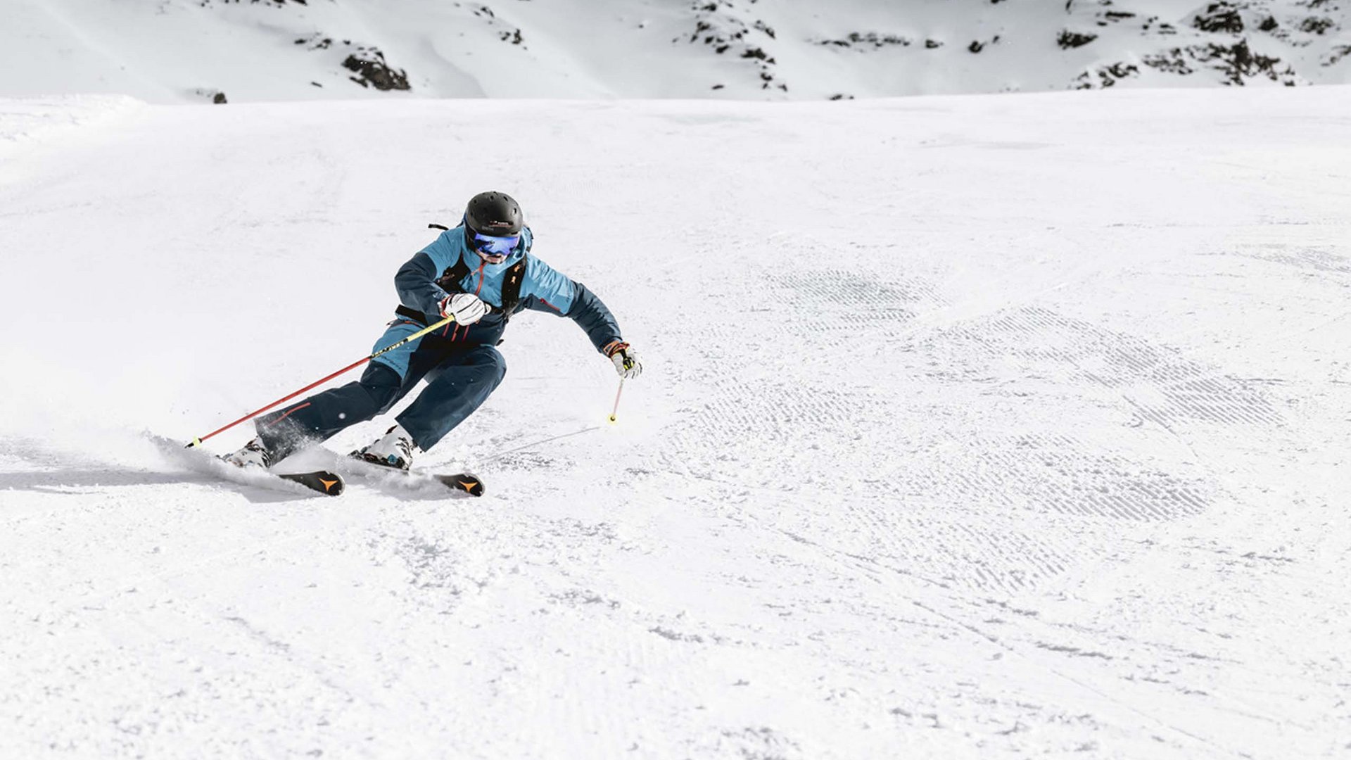 Ihr Hotel in unmittelbarer Nähe von Serfaus-Fiss-Ladis Skifahrer fährt mit Schutzhelm und Brille auf verschneiter Piste