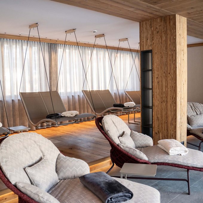 Hotel Post: Ihr Skihotel in Tirol Ruhezone mit Liegesesseln und hängenden Liegen in einem modernen Spa