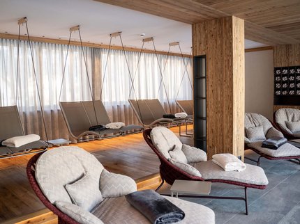 Wellnesshotel in Tirol gesucht? Ruhezone mit Liegesesseln und hängenden Liegen in einem modernen Spa