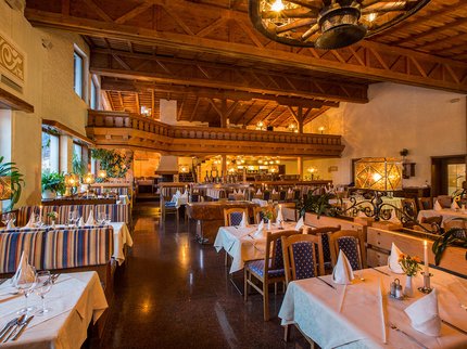 Alpine Kulinarik in Prutz Gemütliches Restaurant mit Holzbalkendecke und eingedeckten Tischen
