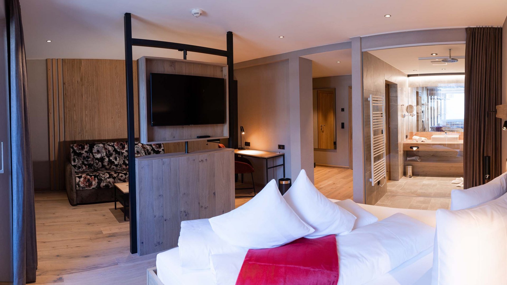Hotel in Prutz gesucht? Modernes Hotelzimmer mit Doppelbett, Fernseher und offenem Badbereich