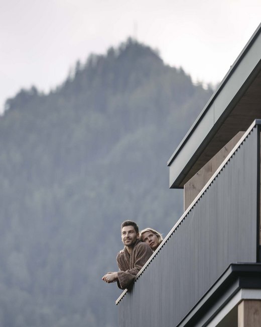 Hotel in Prutz gesucht? Paar auf Balkon mit Bergblick im Hintergrund