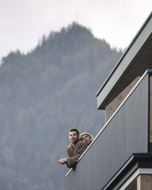Ihr Wohlfühlort: das Hotel in Prutz im Tiroler Oberland ⛰️ Paar auf Balkon mit Bergblick im Hintergrund